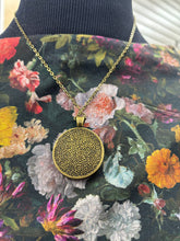 Load image into Gallery viewer, mini Grandmother flowers Beadwork pendant (antique gold)
